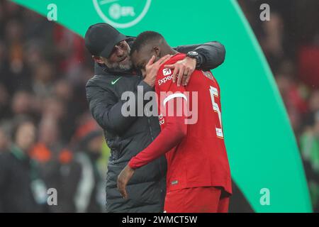 Jürgen Klopp Manager von Liverpool begrüßt Ibrahima Konaté von Liverpool beim Finale des Carabao Cup Chelsea gegen Liverpool im Wembley Stadium, London, Großbritannien, 25. Februar 2024 (Foto: Gareth Evans/News Images) Stockfoto