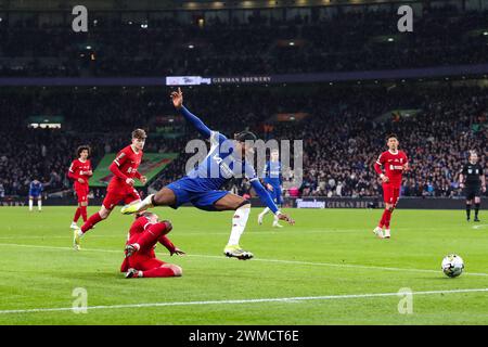 London, Großbritannien. Februar 2024. Kostas Tsimikas aus Liverpool bekämpft Noni Madueke aus Chelsea beim Finale des Carabao Cup Chelsea gegen Liverpool im Wembley Stadium, London, Großbritannien, 25. Februar 2024 (Foto: Gareth Evans/News Images) in London, Großbritannien am 25. Februar 2024. (Foto: Gareth Evans/News Images/SIPA USA) Credit: SIPA USA/Alamy Live News Stockfoto