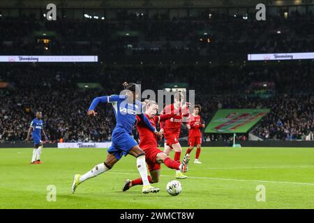 London, Großbritannien. Februar 2024. Kostas Tsimikas aus Liverpool bekämpft Noni Madueke aus Chelsea beim Finale des Carabao Cup Chelsea gegen Liverpool im Wembley Stadium, London, Großbritannien, 25. Februar 2024 (Foto: Gareth Evans/News Images) in London, Großbritannien am 25. Februar 2024. (Foto: Gareth Evans/News Images/SIPA USA) Credit: SIPA USA/Alamy Live News Stockfoto