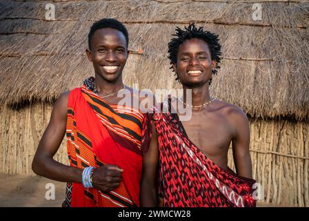 Zwei männliche Maasai-Krieger mit Shukas in ihrem Dorf Mikumi, Tansania Stockfoto