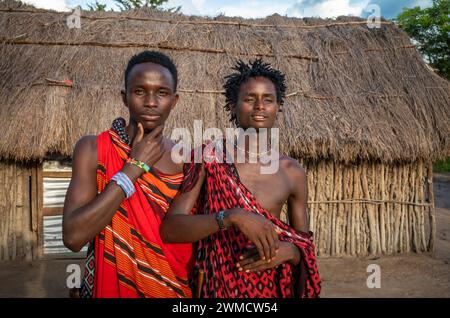 Zwei männliche Maasai-Krieger mit Shukas in ihrem Dorf Mikumi, Tansania Stockfoto