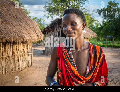 Ein männlicher Maasai-Krieger mit shuka in seinem Dorf in Mikumi, Tansania Stockfoto