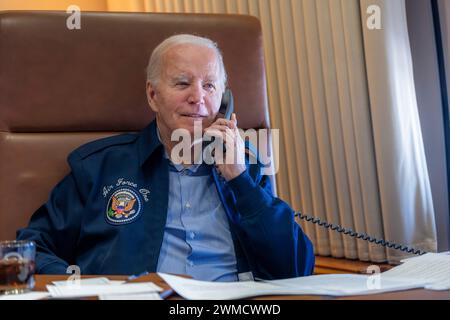 Los Angeles, Vereinigte Staaten von Amerika. Februar 2024. US-Präsident Joe Biden spricht telefonisch mit dem mexikanischen Präsidenten Andres Manuel Lopez Obrador, um die bevorstehenden Grenzverhandlungen an Bord der Air Force One am 3. Februar 2024 auf dem Weg nach Los Anles, Kalifornien, zu besprechen. Quelle: Adam Schultz/White House Photo/Alamy Live News Stockfoto