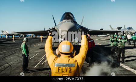 Atlantik, Usa. 22. Februar 2024. Ein Flugzeugführer der US Navy signalisiert einem F-35C Lightning II Tarnjäger mit den Argonauten der Strike Fighter Squadron 147, dass er am 20. Februar 2024 auf dem Atlantischen Ozean auf dem Flugdeck des Flugzeugträgers USS George Washington der Nimitz-Klasse festhalten soll. U.S. Navy/U.S. Navy/Alamy Live News Stockfoto