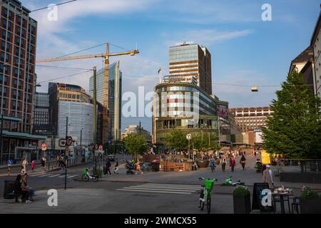 Oslo, Norwegen, 20. Juni 2023: Straßenblick auf die Innenstadt von Oslo, Norwegen bei Sonnenuntergang, mit Menschen, die die Straßen der Stadt in der Nähe der Bishop Gunnerus Straße auf der Commo durchstreifen Stockfoto