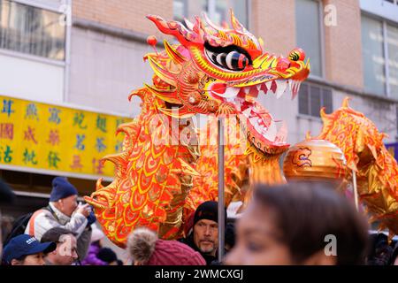 New York New York , USA , 25. Februar , 2024, heute erlebten die Straßen in New York City lebendige Farben und rhythmische Tänze, als die Teilnehmer das Mondneujahr mit einer schillernden Parade feierten, bei der ein majestätischer Drache durch die Menschenmassen schlängelte, begleitet von begeisterten Tänzern, die traditionelle Darbietungen präsentieren. Jährliches Lunar New Year 2024, Credit: Jorge Estrellado, Alamy Live News Stockfoto