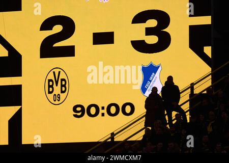 Dortmund, Deutschland. Februar 2024. Fußball: Bundesliga, Borussia Dortmund - TSG 1899 Hoffenheim, Spieltag 23, Signal Iduna Park. Die Endpunktzahl von 2:3 steht auf der Anzeigetafel. Hinweis: Bernd Thissen/dpa – WICHTIGER HINWEIS: gemäß den Vorschriften der DFL Deutscher Fußball-Liga und des DFB Deutscher Fußball-Bundes ist es verboten, im Stadion und/oder des Spiels aufgenommene Fotografien in Form von sequenziellen Bildern und/oder videoähnlichen Fotoserien zu verwenden oder zu nutzen./dpa/Alamy Live News Stockfoto