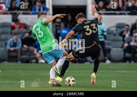 Der LAFC-Verteidiger Aaron Long (33) verwehrt Seattle Sounders Stürmer Jordan Morris (13) während eines MLS-Spiels am Samstag, den 24. Februar 2022 Stockfoto