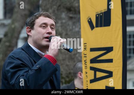 London, Großbritannien. 25. Februar 2024. Die jüdische Gruppe Na'amod, der Verbündete angehören, veranstaltet eine „Rallye für Rafah“ auf dem Londoner Soho Square. Schätzungsweise 1,5 Millionen Gazaner haben in Rafah Zuflucht vor israelischen Bombardierungen in anderen Gebieten des belagerten Gebiets gesucht, und die israelische Regierung droht jetzt eine Bodenoffensive dort. Die Kundgebung verurteilte die Ermordung und forderte einen Waffenstillstand in Gaza, einen Deal für die Freilassung von Geiseln und ein Ende der Belagerung von Gaza. Quelle: Ron Fassbender/Alamy Live News Stockfoto