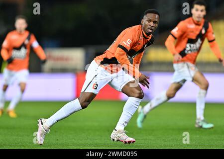 Mamadou Kone (20) von Deinze, dargestellt während eines Fußballspiels zwischen KV RS Waasland SK Beveren und KMSK Deinze am 23. Spieltag der Challenger Pro League 2023-2024 , am Freitag, den 23. Februar 2024 in Beveren-Waas , Belgien . FOTO SPORTPIX | David Catry Stockfoto