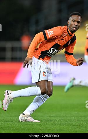 Mamadou Kone (20) von Deinze, dargestellt während eines Fußballspiels zwischen KV RS Waasland SK Beveren und KMSK Deinze am 23. Spieltag der Challenger Pro League 2023-2024 , am Freitag, den 23. Februar 2024 in Beveren-Waas , Belgien . FOTO SPORTPIX | David Catry Stockfoto