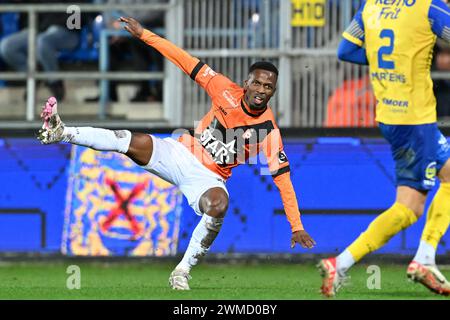 Mamadou Kone (20) von Deinze, dargestellt während eines Fußballspiels zwischen KV RS Waasland SK Beveren und KMSK Deinze am 23. Spieltag der Challenger Pro League 2023-2024 , am Freitag, den 23. Februar 2024 in Beveren-Waas , Belgien . FOTO SPORTPIX | David Catry Stockfoto