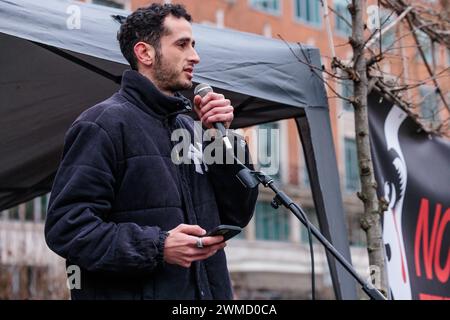 Tavistock Square, London, Großbritannien. Februar 2024. Bar Vikler, 27, einer der Überlebenden des Massakers vom 7. Oktober vom Musikfestival „NOVA“, sprach am Ort eines der schlimmsten Terroranschläge Londons, des Bombenanschlags von 7/7, und sprach bei der „No to Terror“-Kundgebung in London. Foto: Amanda Rose/Alamy Live News Stockfoto