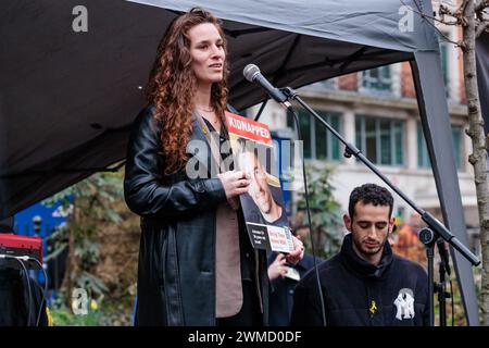 Tavistock Square, London, Großbritannien. Februar 2024. Hila Vakliro, 26, eine der Überlebenden des Massakers vom 7. Oktober vom NOVA-Musikfestival und Freundin der Geisel, Noa Argamani, sprach am Ort eines der schlimmsten Terroranschläge Londons, des Bombenanschlags von 7/7, während der Demonstration "No to Terror" in London. Foto: Amanda Rose/Alamy Live News Stockfoto