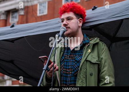 Tavistock Square, London, Großbritannien. Februar 2024. v, spricht an der Stelle eines der schlimmsten Terroranschläge Londons, des Bombenanschlags von 7/7, als muslimische Führer sich mit den Überlebenden des Massakers vom 7. Oktober des Musikfestivals „NOVA“ vereinigen, um „Nein zum Terror“ zu sagen Foto von Amanda Rose/Alamy Live News Stockfoto