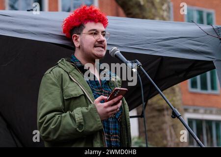 Tavistock Square, London, Großbritannien. Februar 2024. v, spricht an der Stelle eines der schlimmsten Terroranschläge Londons, des Bombenanschlags von 7/7, als muslimische Führer sich mit den Überlebenden des Massakers vom 7. Oktober des Musikfestivals „NOVA“ vereinigen, um „Nein zum Terror“ zu sagen Foto von Amanda Rose/Alamy Live News Stockfoto