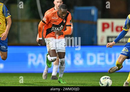 Souleymane Anne (22) von Deinze, dargestellt während eines Fußballspiels zwischen KV RS Waasland SK Beveren und KMSK Deinze am 23. Spieltag der Challenger Pro League 2023-2024 , am Freitag, den 23. Februar 2024 in Beveren-Waas , Belgien . FOTO SPORTPIX | David Catry Stockfoto