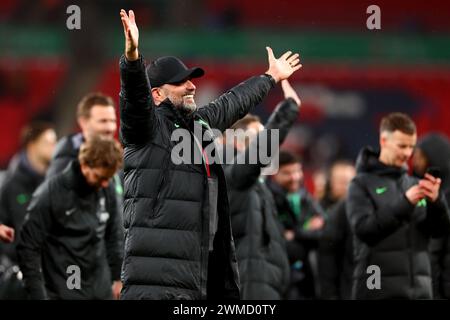 Wembley Stadium, London, Großbritannien. Februar 2024. Carabao League Cup Final Football, Chelsea gegen Liverpool; Liverpool Manager Jurgen Klopp feiert den Sieg des Carabao League Cup Final Credit: Action Plus Sports/Alamy Live News Stockfoto