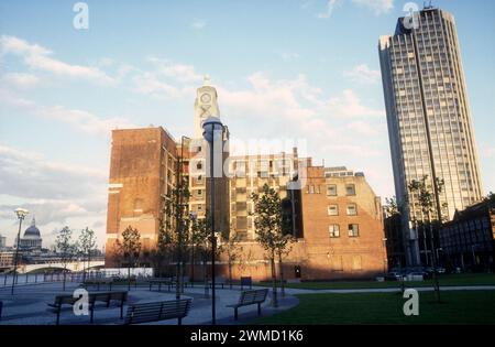 1987 Archivfoto des Oxo-Gebäudes und des South Bank Tower in Southwark, London. Von den Gärten von Bernie Spain aus gesehen. Stockfoto