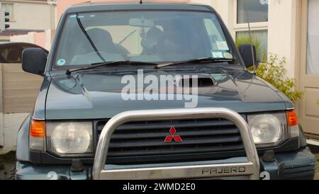 Dublin, Irland - 24. Februar 2024: Ein Foto eines Mitsubishi Pajero, der vor einem Haus geparkt ist. Stockfoto