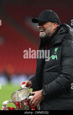 London, Großbritannien. Februar 2024. Liverpool-Trainer Jurgen Klopp feiert nach dem Sieg des FC Liverpool im Finale des EFL Carabao Cup zwischen Chelsea und Liverpool am 25. Februar 2024 im Wembley Stadium in London. Foto von Joshua Smith. Nur redaktionelle Verwendung, Lizenz für kommerzielle Nutzung erforderlich. Keine Verwendung bei Wetten, Spielen oder Publikationen eines einzelnen Clubs/einer Liga/eines Spielers. Quelle: UK Sports Pics Ltd/Alamy Live News Stockfoto