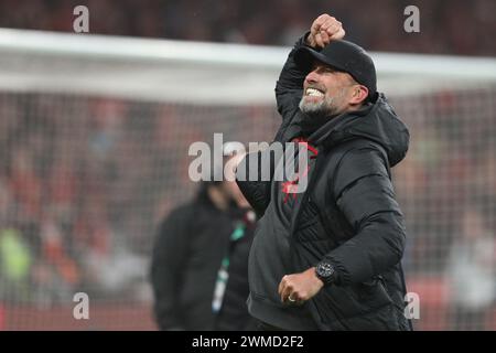 London, Großbritannien. Februar 2024. Liverpool-Trainer Jurgen Klopp feiert nach dem Sieg des FC Liverpool im Finale des EFL Carabao Cup zwischen Chelsea und Liverpool am 25. Februar 2024 im Wembley Stadium in London. Foto von Joshua Smith. Nur redaktionelle Verwendung, Lizenz für kommerzielle Nutzung erforderlich. Keine Verwendung bei Wetten, Spielen oder Publikationen eines einzelnen Clubs/einer Liga/eines Spielers. Quelle: UK Sports Pics Ltd/Alamy Live News Stockfoto