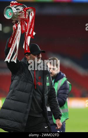 London, Großbritannien. Februar 2024. Liverpool-Trainer Jurgen Klopp feiert nach dem Sieg des FC Liverpool im Finale des EFL Carabao Cup zwischen Chelsea und Liverpool am 25. Februar 2024 im Wembley Stadium in London. Foto von Joshua Smith. Nur redaktionelle Verwendung, Lizenz für kommerzielle Nutzung erforderlich. Keine Verwendung bei Wetten, Spielen oder Publikationen eines einzelnen Clubs/einer Liga/eines Spielers. Quelle: UK Sports Pics Ltd/Alamy Live News Stockfoto