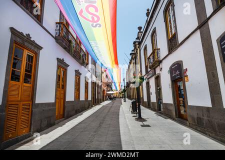 Arucas, Gran Canaria, Spanien. 19. Juli 2022: Enge Straße in der Altstadt von Arucas, Gran Canaria, Kanarischen Inseln, Spanien Stockfoto