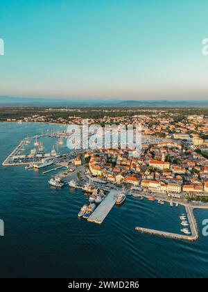 Biograd na Moru, aus der Vogelperspektive Luxusyachten und Schiffe im Hafen, historische Gebäude der Altstadt am Wasser. Wunderschönes Reiseziel an der Adriaküste, Dalmatien Region in Kroatien Stockfoto