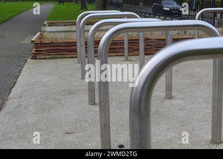 Ein Foto von einer Gruppe von Fahrradparkplätzen, die auf einem Weg angeordnet sind. Stockfoto