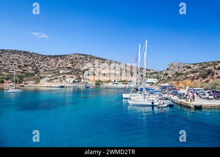 Fantastische Küste mit klarem türkisfarbenem Wasser am Hafen der Insel Schinoussa, einer kleinen Insel in der Nähe von Naxos, in Kykladen, Griechenland, Europa. Stockfoto