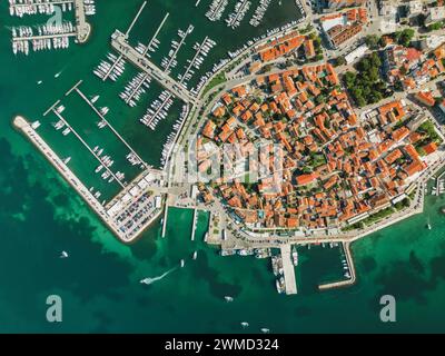 Biograd na Moru, aus der Vogelperspektive über dem Yachthafen mit Schiffen und Yachten am Pier in Reihe. Alte europäische Architektur im Sommerhafen, Reiseziel an der Adriaküste, Dalmatien Region in Kroatien Stockfoto