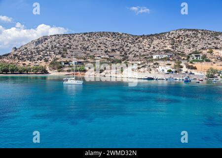 Fantastische Küste mit klarem türkisfarbenem Wasser auf der Insel Schinoussa, Griechenland, einer der kleinen Kykladen-Inseln, auf den Kykladen, Griechenland, Europa. Stockfoto