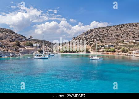 Fantastische Küste mit klarem türkisfarbenem Wasser auf der Insel Schinoussa, Griechenland, einer der kleinen Kykladen-Inseln, auf den Kykladen, Griechenland, Europa. Stockfoto