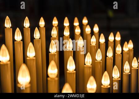 Kerzen brennen im Petersdom, Vatikan, Rom, Italien Stockfoto