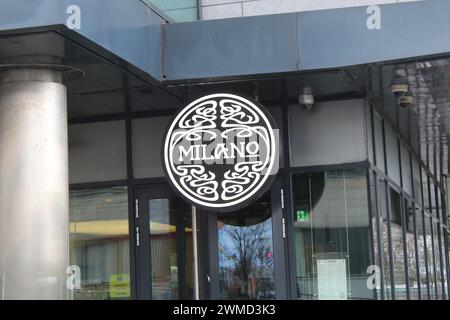 Dublin, Irland - 24. Februar 2024: Foto eines Mailänder Pizzarestaurant-Logos an der Außenseite eines Glasgebäudes. Stockfoto