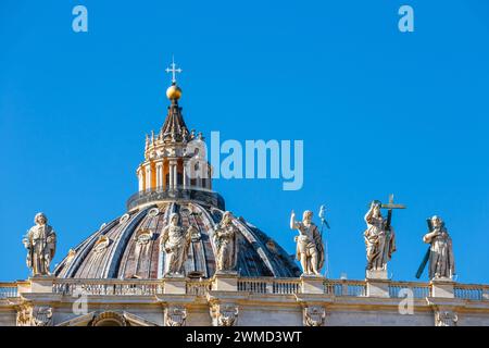 Statuen auf der Spitze der St. Petersdom, Vatikanstadt, Rom Stockfoto