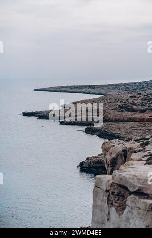 Felsen und grüne Pflanzen am Strand im Cape Greco Nationalpark, Zypern Stockfoto