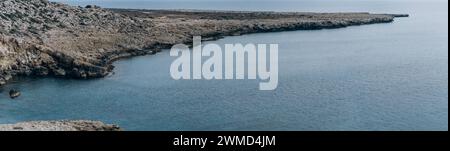 Panoramablick mit Felsen und ruhigem blauem Meer im Cape Greco Nationalpark, Zypern Stockfoto