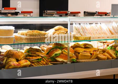 Köstliche Sandwiches und gefüllte Brötchen sind im Vitrine der Bahnhofsbar erhältlich Stockfoto