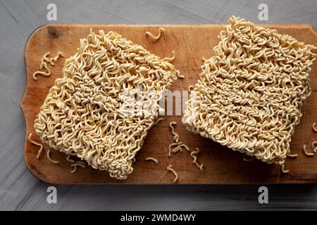 Trockene Ramen-Nudeln auf einem Holzbrett, Blick von oben. Flache Lage, über Kopf, von oben. Stockfoto