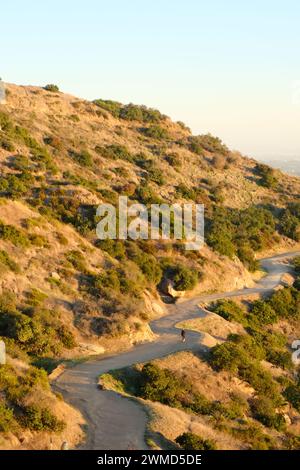 Aus der Vogelperspektive von zwei Personen auf einer kurvenreichen Straße über der Landschaft Stockfoto