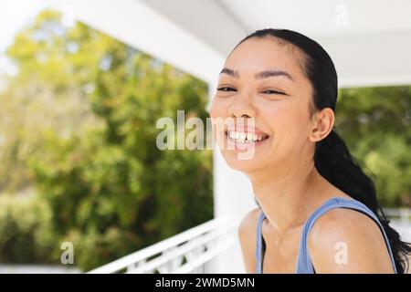 Die junge Frau lächelt im Freien, mit Kopierraum Stockfoto