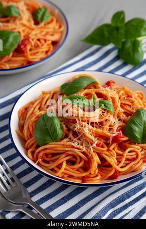 Hausgemachte Pasta Pomodoro auf einem Teller, Seitenansicht. Stockfoto