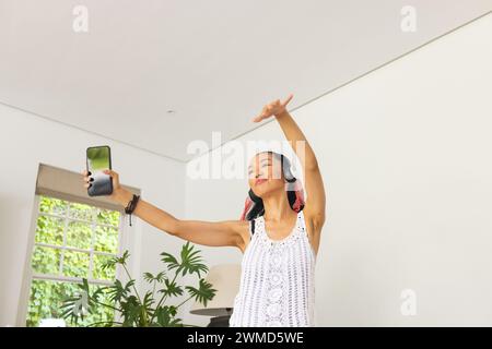 Junge birassische Frau macht zu Hause ein Selfie mit Kopierraum Stockfoto