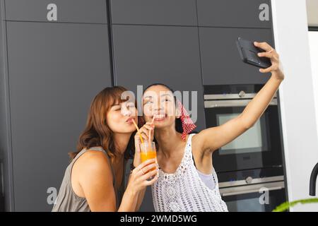 Zwei junge Frauen machen zu Hause ein verspieltes Selfie Stockfoto