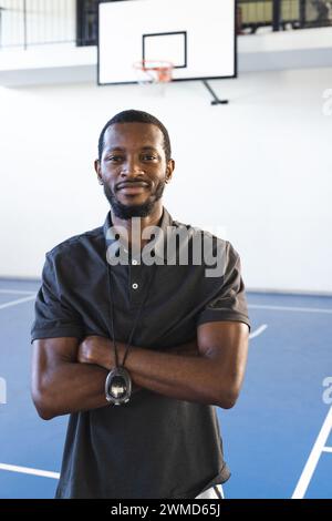 Ein selbstbewusster Afroamerikaner steht in einem Fitnessstudio Stockfoto