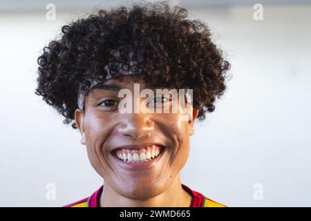 Junger birassischer Mann lächelt hell Stockfoto