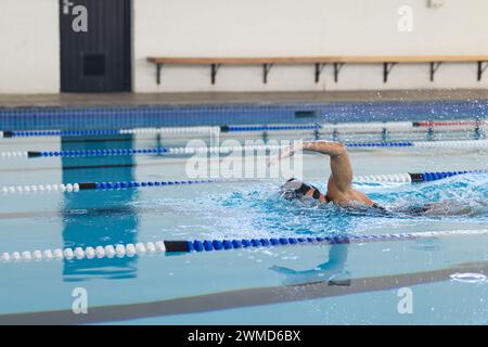 Eine weiße Frau übt Freistil-Schwimmen in einem Hallenbad Stockfoto