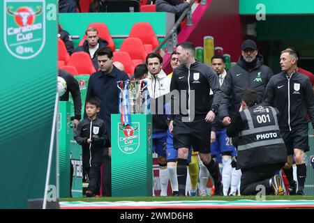 London, Großbritannien. Februar 2024. Chelsea und Liverpool gehen vor dem Finale des EFL Carabao Cup zwischen Chelsea und Liverpool am 25. Februar 2024 im Wembley Stadium in London, England. Foto von Joshua Smith. Nur redaktionelle Verwendung, Lizenz für kommerzielle Nutzung erforderlich. Keine Verwendung bei Wetten, Spielen oder Publikationen eines einzelnen Clubs/einer Liga/eines Spielers. Quelle: UK Sports Pics Ltd/Alamy Live News Stockfoto